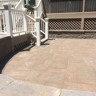 Immagine di un patio o portico stile rurale di medie dimensioni e dietro casa con pavimentazioni in cemento e nessuna copertura