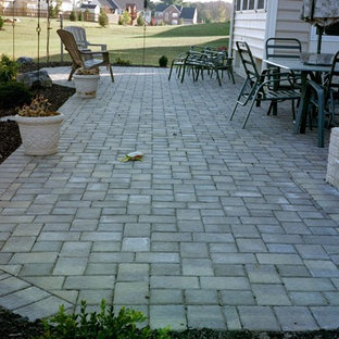 Idee per un patio o portico design di medie dimensioni e dietro casa con pavimentazioni in cemento