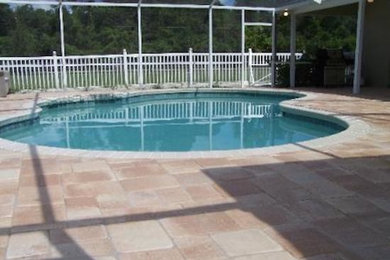 Imagen de piscina de tamaño medio en patio trasero