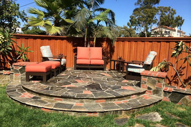 サンディエゴにある中くらいなトランジショナルスタイルのおしゃれな裏庭のテラス (コンテナガーデン、天然石敷き、日よけなし) の写真