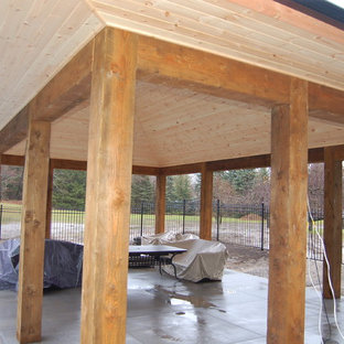 Esempio di un grande patio o portico american style dietro casa con lastre di cemento e un gazebo o capanno