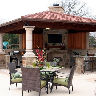 Ispirazione per un grande patio o portico mediterraneo dietro casa con lastre di cemento e un gazebo o capanno