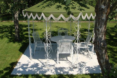 Kleiner Klassischer Patio neben dem Haus mit Gazebo in Frankfurt am Main