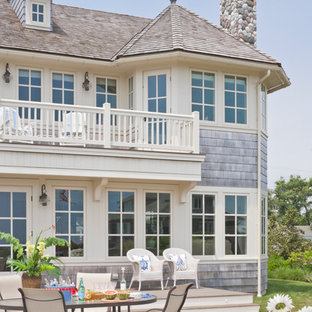Cette image montre une grande terrasse arrière victorienne avec des pavés en pierre naturelle et aucune couverture.