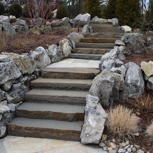 Idee per un grande patio o portico american style dietro casa con un focolare, pavimentazioni in pietra naturale e nessuna copertura