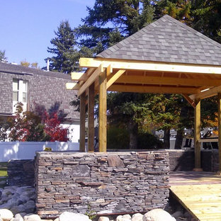 Foto di un patio o portico chic di medie dimensioni e in cortile con pavimentazioni in pietra naturale e un gazebo o capanno