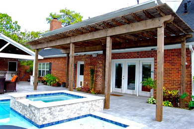 Foto de patio tradicional de tamaño medio en patio trasero con adoquines de hormigón y pérgola