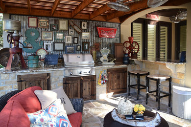 Mittelgroße Shabby-Look Pergola hinter dem Haus mit Outdoor-Küche und Betonplatten in Austin