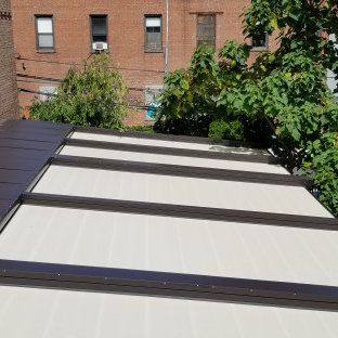 Ispirazione per un grande patio o portico industriale in cortile con pedane e una pergola
