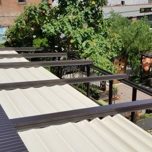 Immagine di un grande patio o portico industriale in cortile con pedane e una pergola