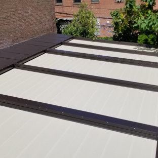 Esempio di un grande patio o portico industriale in cortile con pedane e una pergola