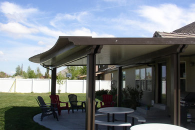 ソルトレイクシティにある高級な中くらいなトラディショナルスタイルのおしゃれな裏庭のテラス (コンクリート板舗装	、張り出し屋根) の写真
