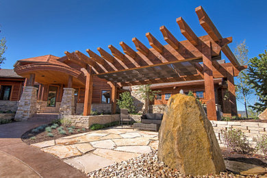 Foto de patio moderno grande en patio con adoquines de piedra natural y pérgola