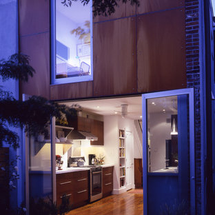 Esempio di un piccolo patio o portico moderno dietro casa con cemento stampato e nessuna copertura