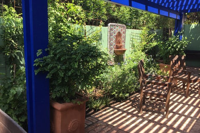 Пример оригинального дизайна: маленькая пергола во дворе частного дома на заднем дворе в стиле фьюжн с фонтаном и мощением клинкерной брусчаткой для на участке и в саду