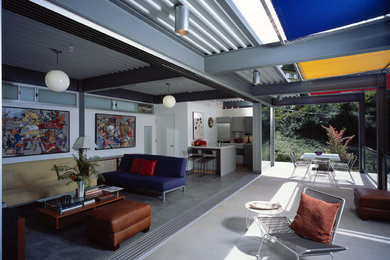 ロサンゼルスにある広いコンテンポラリースタイルのおしゃれな裏庭のテラス (張り出し屋根、アウトドアキッチン、コンクリート板舗装	) の写真