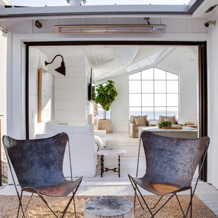 Foto di un piccolo patio o portico country in cortile con un focolare, ghiaia e un tetto a sbalzo