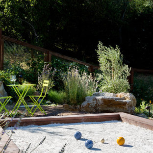 Foto di un ampio patio o portico country dietro casa con lastre di cemento e nessuna copertura