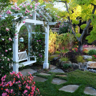 Esempio di un grande patio o portico tradizionale dietro casa con un focolare e pavimentazioni in pietra naturale