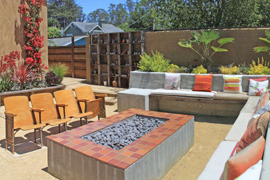 Ejemplo de patio mediterráneo grande sin cubierta en patio trasero con granito descompuesto y brasero