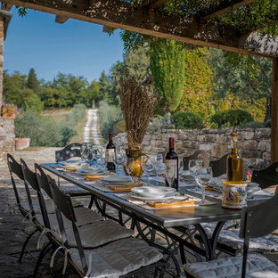 Ispirazione per un grande patio o portico country nel cortile laterale con pavimentazioni in pietra naturale e una pergola