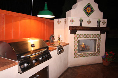 Idée de décoration pour une terrasse latérale méditerranéenne de taille moyenne avec une cuisine d'été, du béton estampé et aucune couverture.