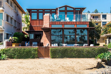 サンディエゴにある高級な中くらいなビーチスタイルのおしゃれな裏庭のテラス (ファイヤーピット、レンガ敷き、張り出し屋根) の写真