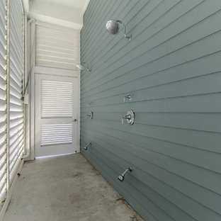 Esempio di un ampio patio o portico stile marinaro con lastre di cemento