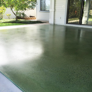 Ispirazione per un patio o portico tropicale