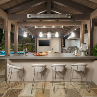Immagine di un patio o portico minimal di medie dimensioni e nel cortile laterale con pavimentazioni in pietra naturale e un gazebo o capanno
