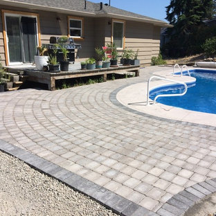 Immagine di un patio o portico moderno di medie dimensioni e dietro casa con pavimentazioni in cemento
