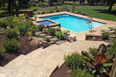 Ejemplo de patio clásico renovado grande sin cubierta en patio trasero con jardín de macetas y suelo de hormigón estampado