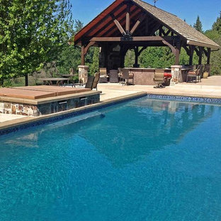 Idee per un grande patio o portico chic dietro casa con cemento stampato e un gazebo o capanno