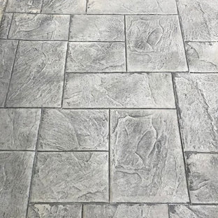 Foto di un patio o portico minimalista di medie dimensioni e dietro casa con cemento stampato