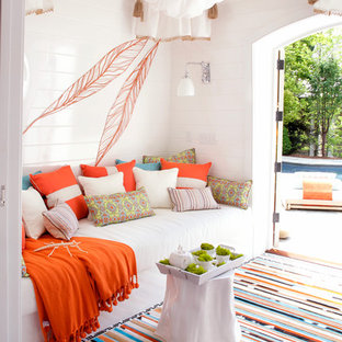 Ispirazione per un piccolo patio o portico eclettico con un gazebo o capanno
