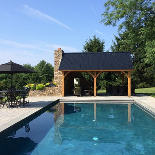 Idee per un patio o portico stile rurale di medie dimensioni e dietro casa con un focolare, pavimentazioni in cemento e un gazebo o capanno