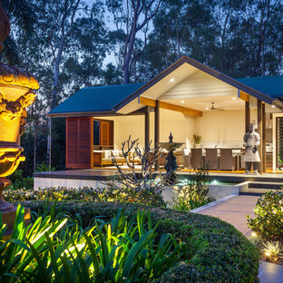 Immagine di un patio o portico etnico con un gazebo o capanno e fontane