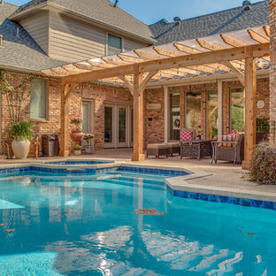 Foto di un patio o portico chic di medie dimensioni e dietro casa con una pergola