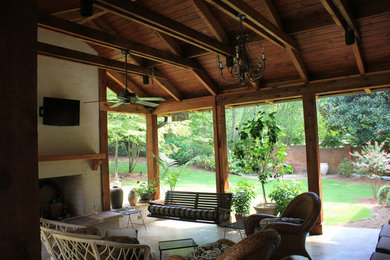 Diseño de patio de estilo americano grande en patio trasero y anexo de casas con brasero y adoquines de piedra natural