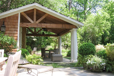 Imagen de patio clásico renovado de tamaño medio en patio trasero con cocina exterior, cenador y adoquines de piedra natural