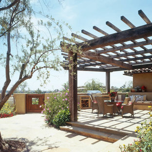 Ispirazione per un patio o portico mediterraneo con una pergola