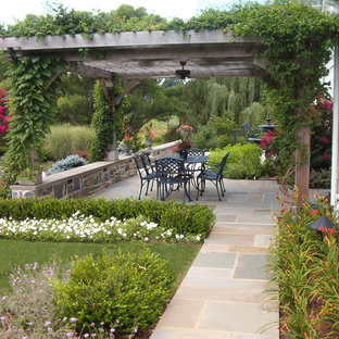Ispirazione per un patio o portico tradizionale con una pergola