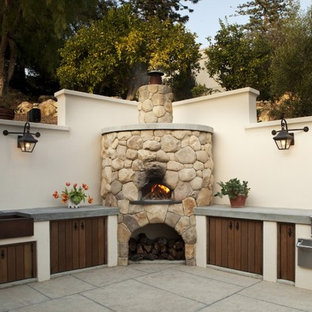 Immagine di un patio o portico mediterraneo di medie dimensioni e dietro casa con cemento stampato e una pergola