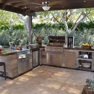 Exemple d'une terrasse avec une cuisine extérieure arrière chic de taille moyenne avec du béton estampé et une pergola.