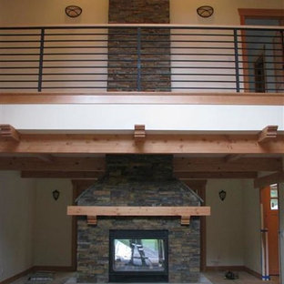Immagine di un patio o portico stile americano dietro casa