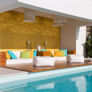 Modelo de patio contemporáneo, en anexo de casas, con entablado