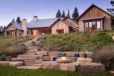 Imagen de patio de estilo de casa de campo con adoquines de piedra natural y brasero