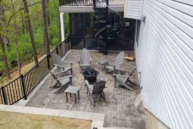 Ejemplo de patio minimalista de tamaño medio en patio trasero con suelo de hormigón estampado