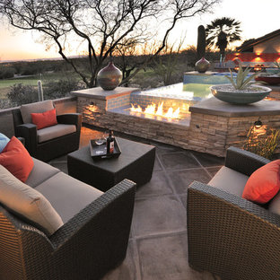 Esempio di un patio o portico american style con un focolare