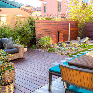 Ispirazione per un patio o portico moderno di medie dimensioni e dietro casa con pavimentazioni in cemento